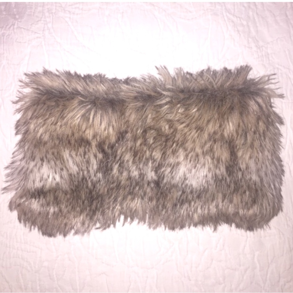 Chic faux fur scarf with cable-knit sweater material on the interior!